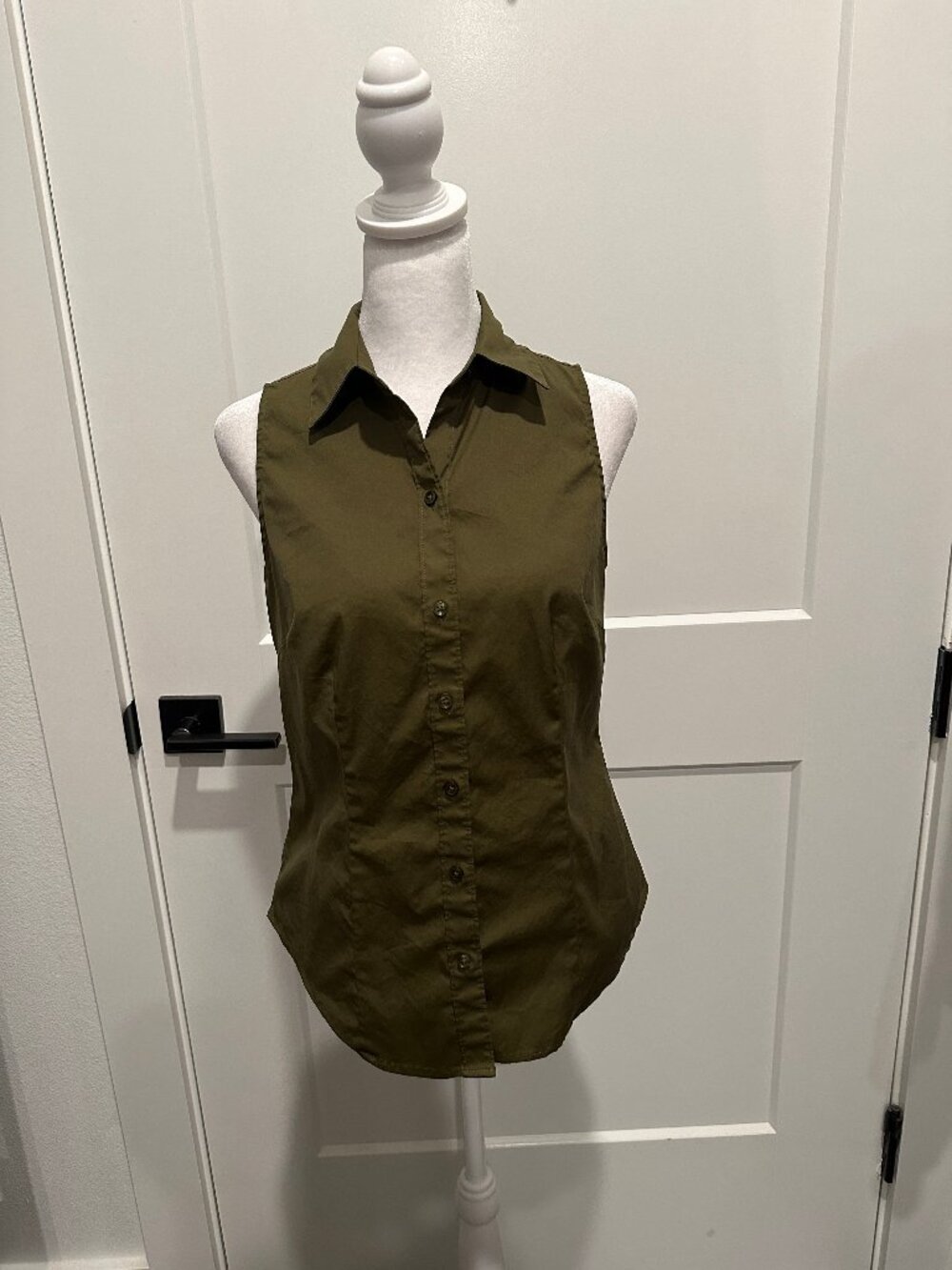Ann Taylor Fitted Olive Sleeveless Button down Shirt Size 2